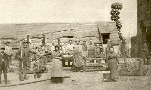 Ziegeleiarbeiter auf der Ziegelei Lötze am Semliner see 1890